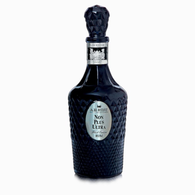 A. H. Riise Non Plus Ultra Black Edition 42% Vol. 0,7l