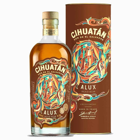 Der Chihuatan Alux wird in einer brauen Geschenkdose verpackt. Darauf ist der Zuckermais zu sehen dessen Geschmack sich im Rum wiederfindet. 